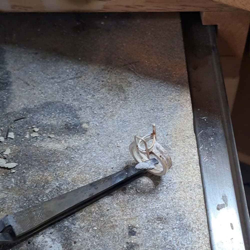 Pièce de bijouterie en cours de réparation sur l'établi