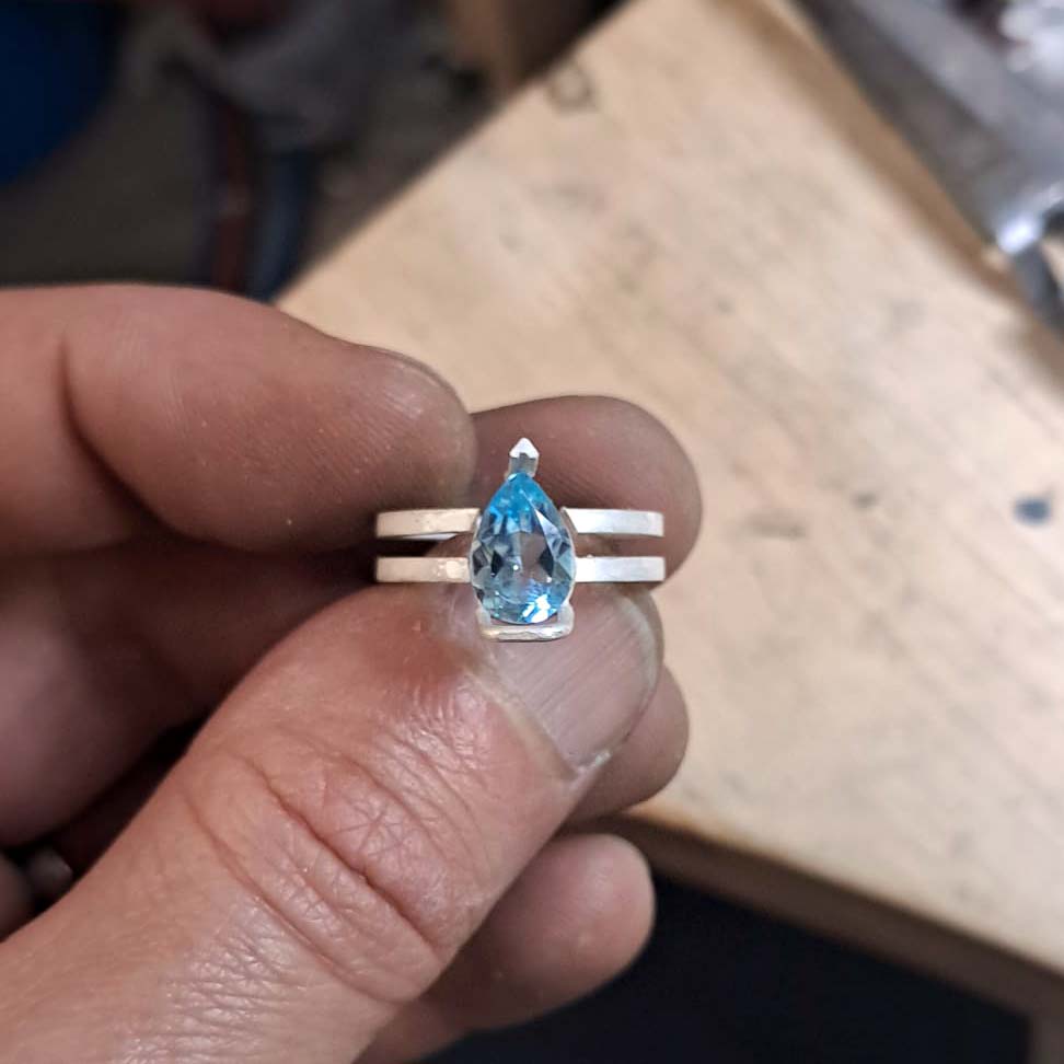 Bague en argent à topaze bleue taille poire