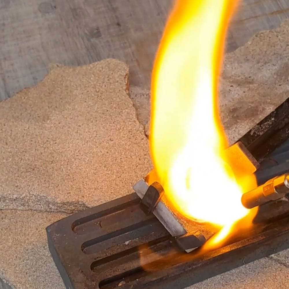 Flamme du chalumeau lors d'une soudure à l'atelier