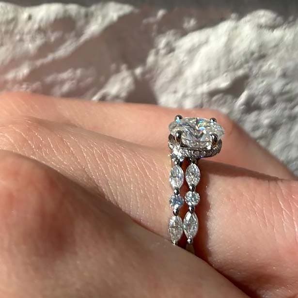 Solitaire diamant porté à la main, lumière naturelle