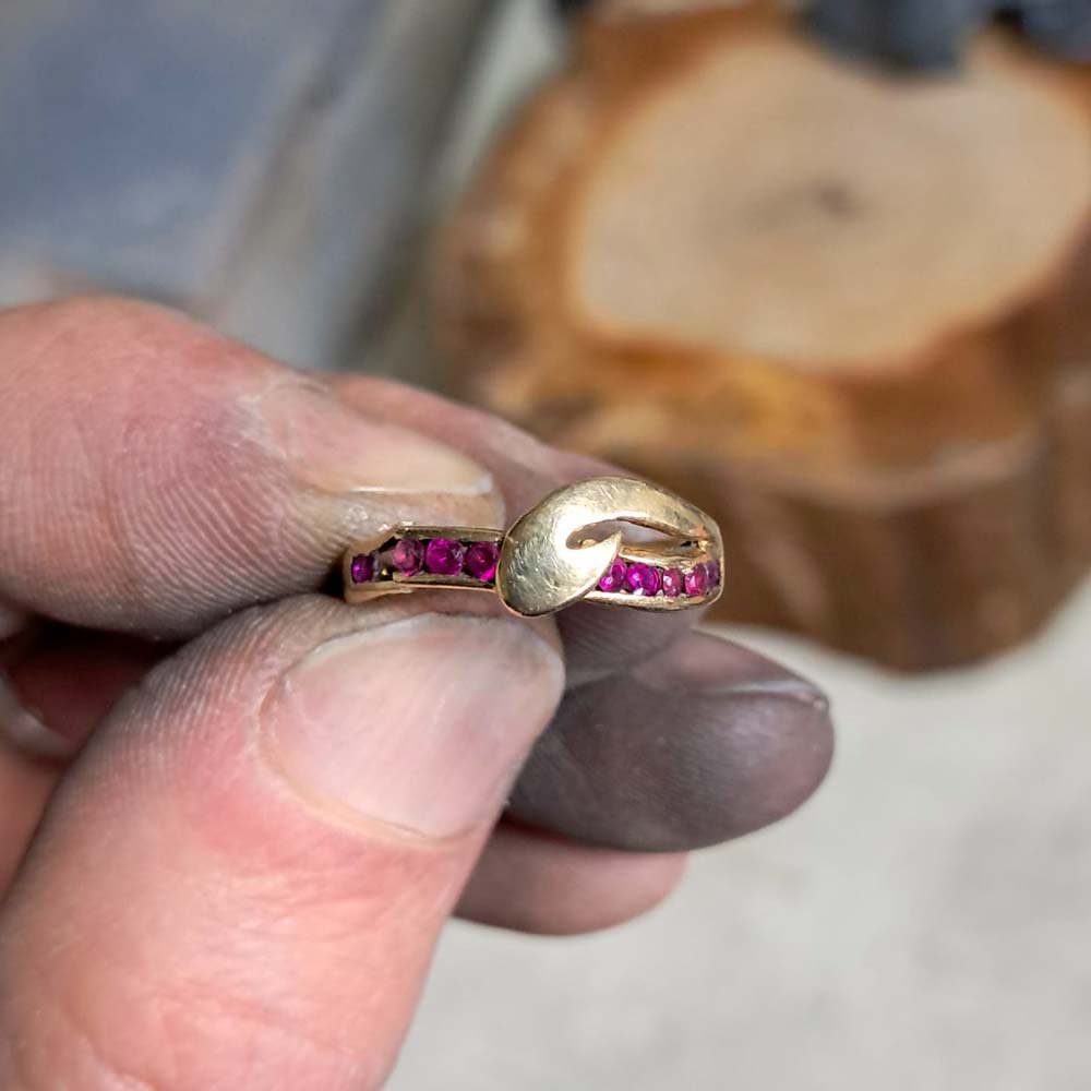 Avant : Bague en or à rubis sur fond bois